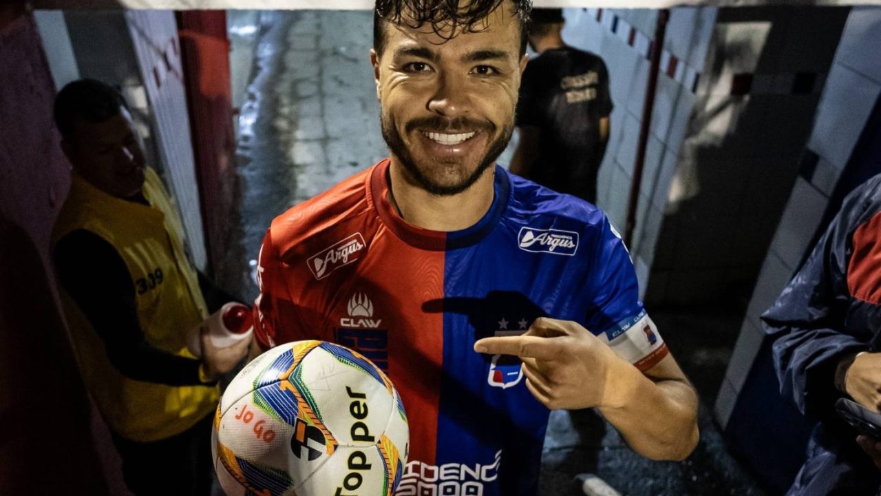 Cristiano, meia do Paraná Clube.