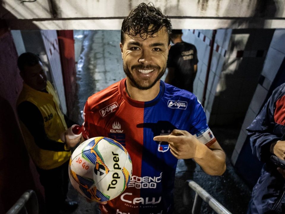 Cristiano, meia do Paraná Clube.