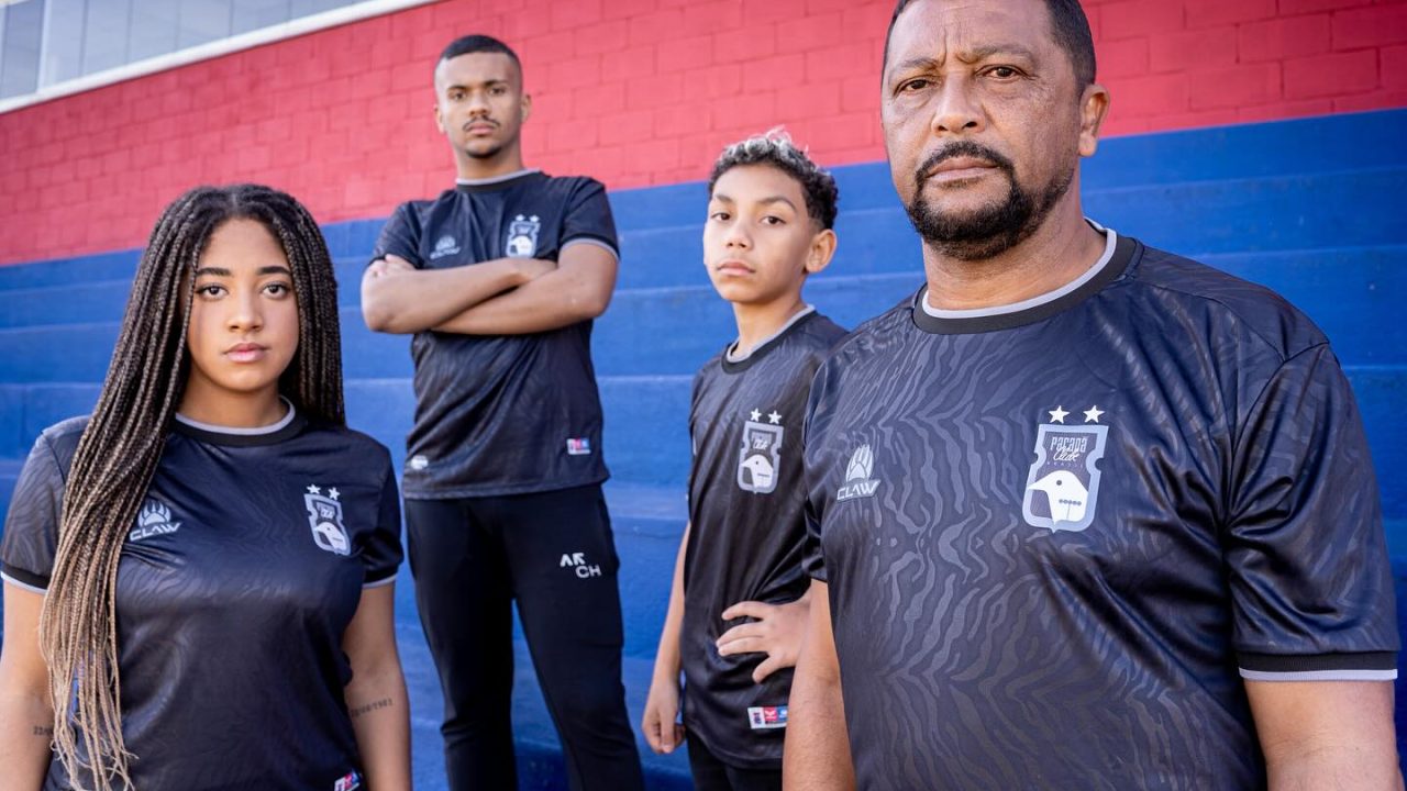 Saulo e a nova camisa do Paraná Clube.