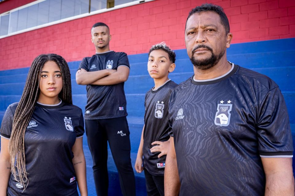 Saulo e a nova camisa do Paraná Clube.