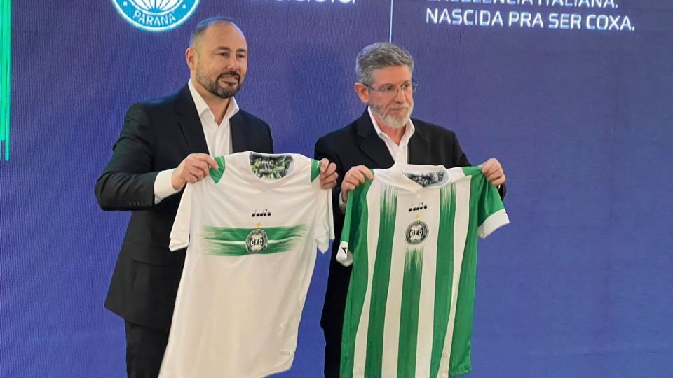 Coritiba apresenta novos uniformes.