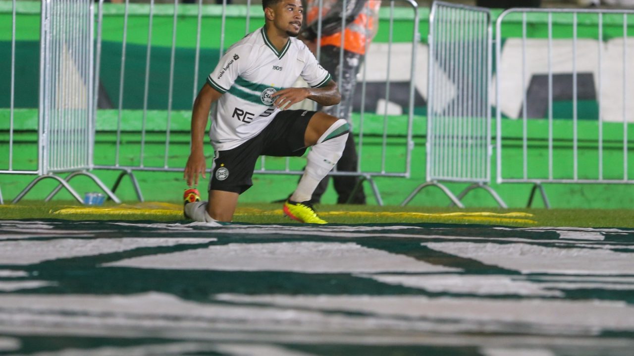 Lucas Ronier comemora gol pelo Coritiba
