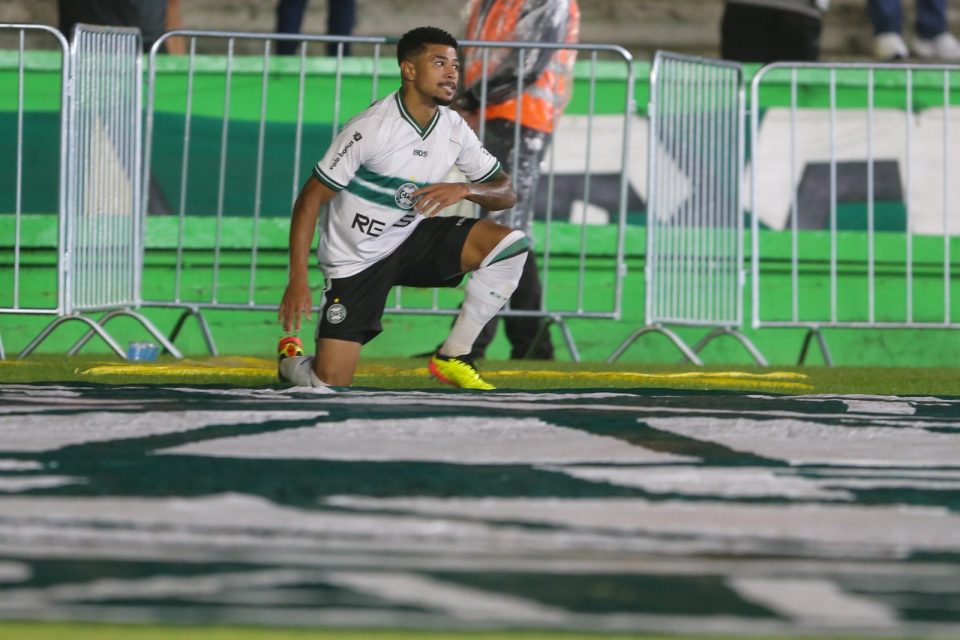 Lucas Ronier comemora gol pelo Coritiba