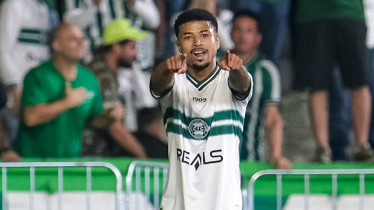Lucas Ronier comemora gol do Coritiba contra o América-MG