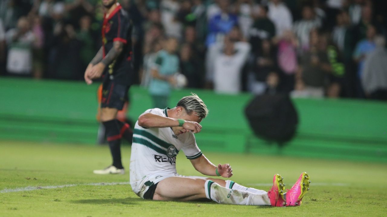 Matheus Frizzo lamenta gol perdido durante Coritiba x Sport.