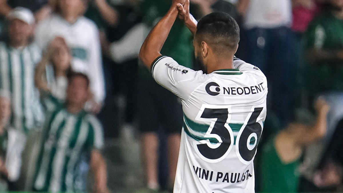 Vini Paulista comemora gol do Coritiba contra o América-MG