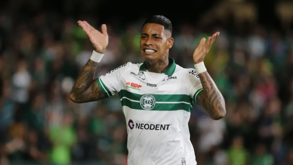 Alef Manga, jogador do Coritiba.