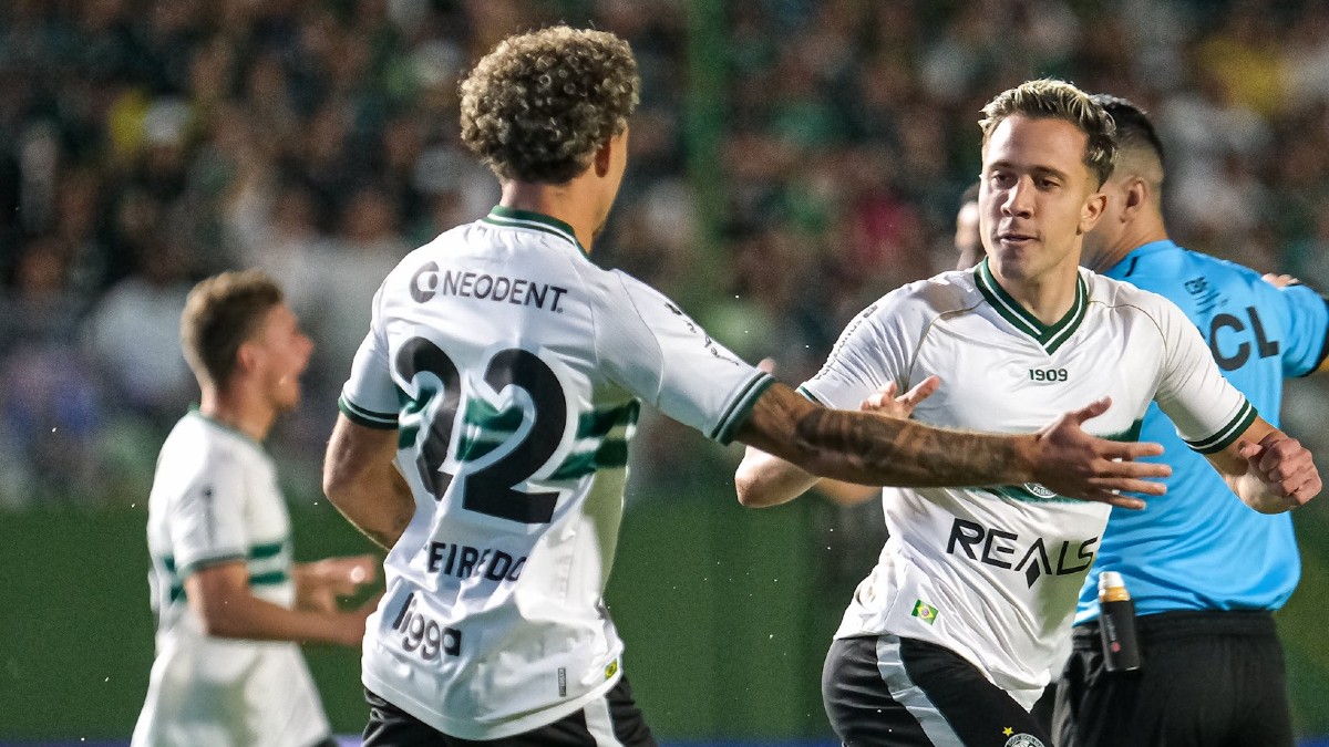 Matheus Frizzo comemora gol em Goiás x Coritiba