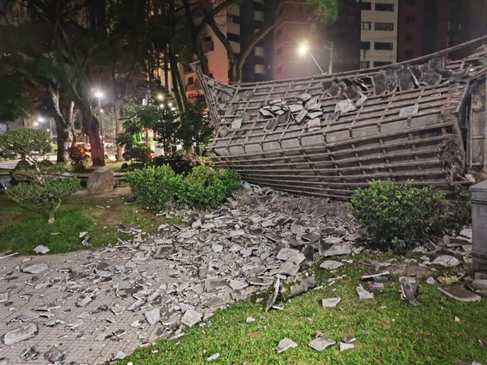 Caminhão-pipa bate e derruba Portal Japonês da Praça do Japão