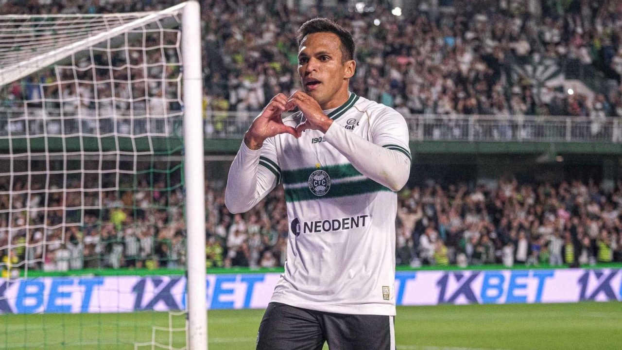 Robson, atacante do Coritiba.