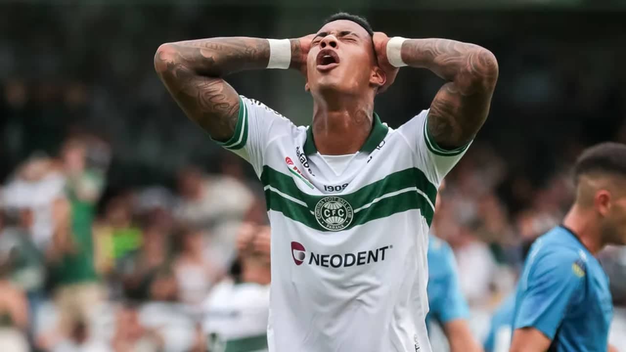 Alef Manga, que está de saída do Coritiba.