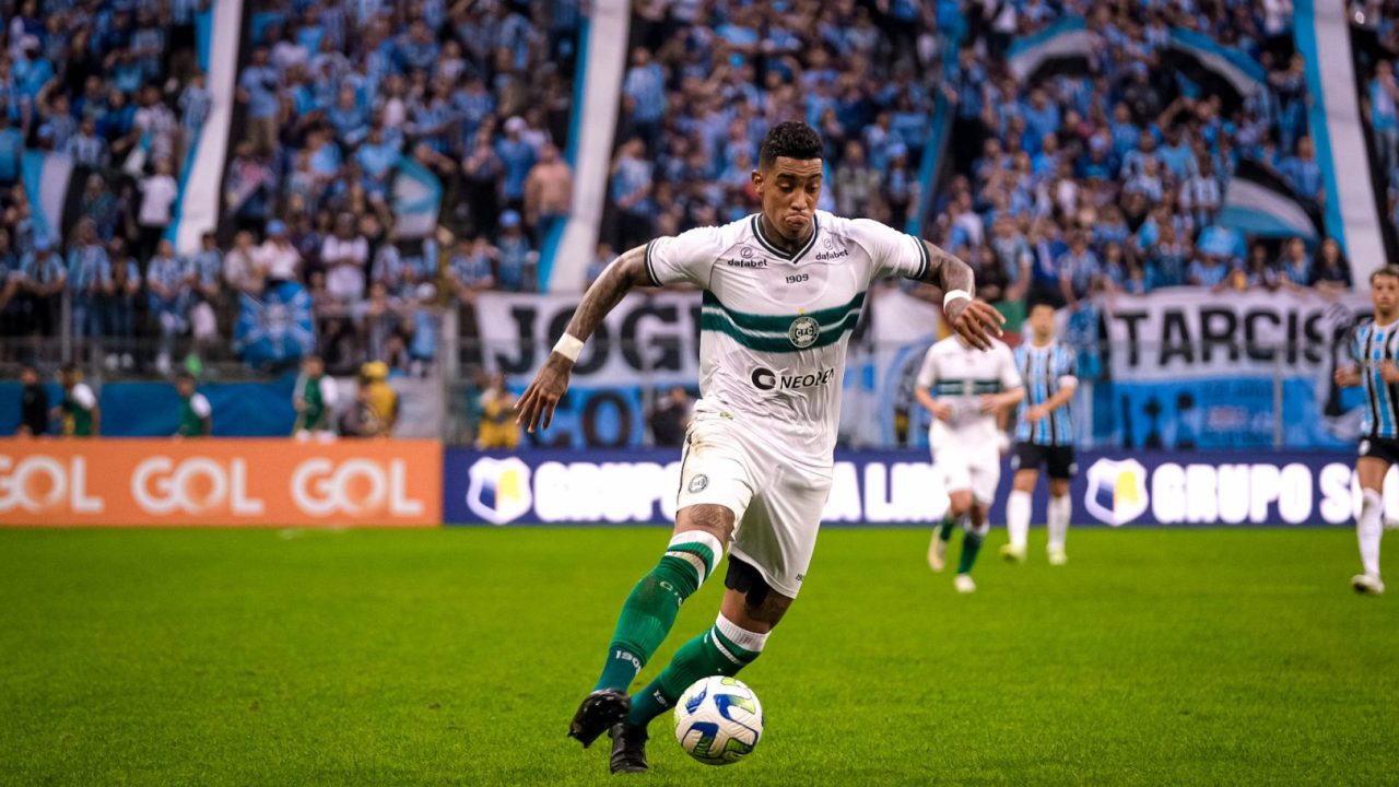 Alef Manga em ação em Grêmio x Coritiba