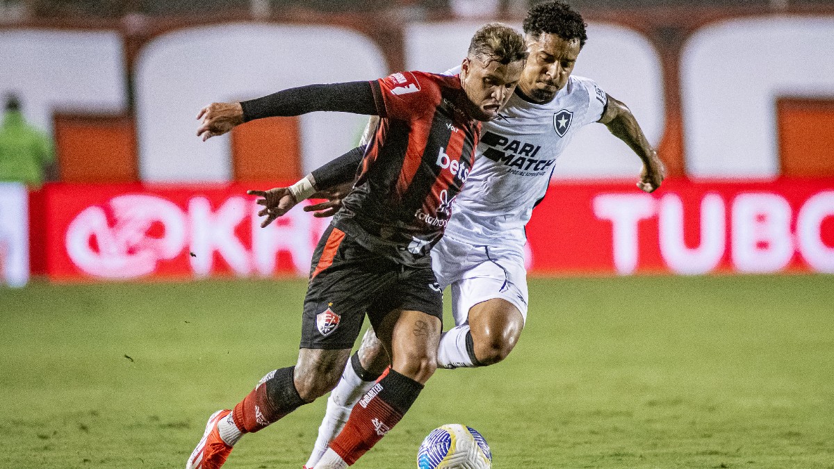 Daniel Júnior, que interessa ao Coritiba, em ação em Vitória x Botafogo