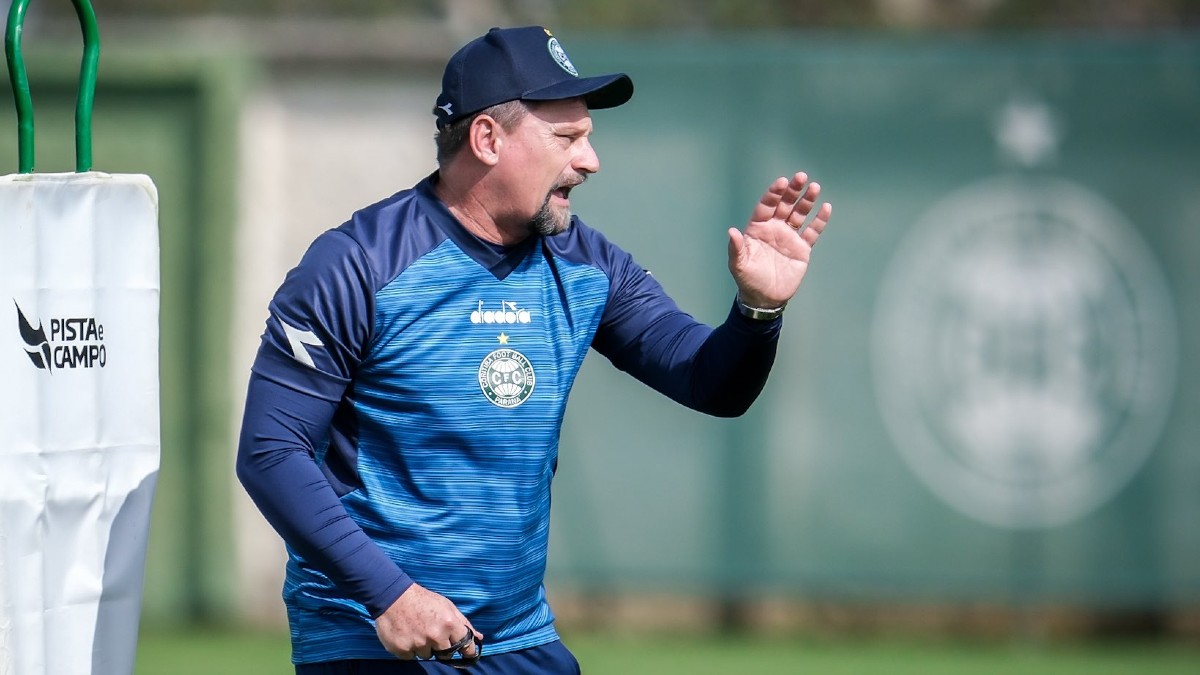 Fábio Matias comanda treino no Coritiba