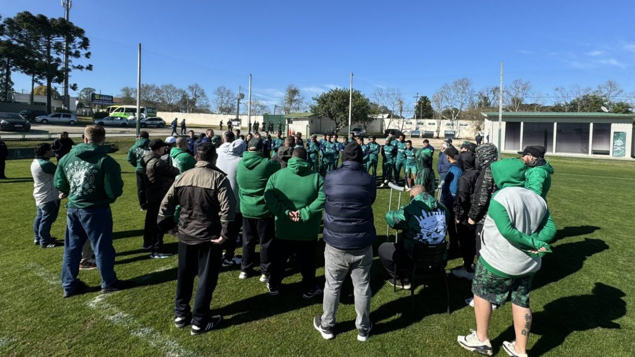 Império Alviverde protestou contra o Coritiba.