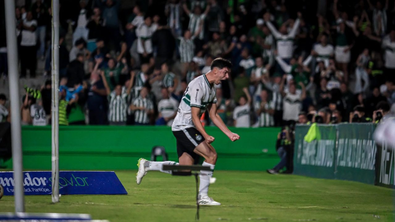 Jean Pedroso comemora gol pelo Coritiba