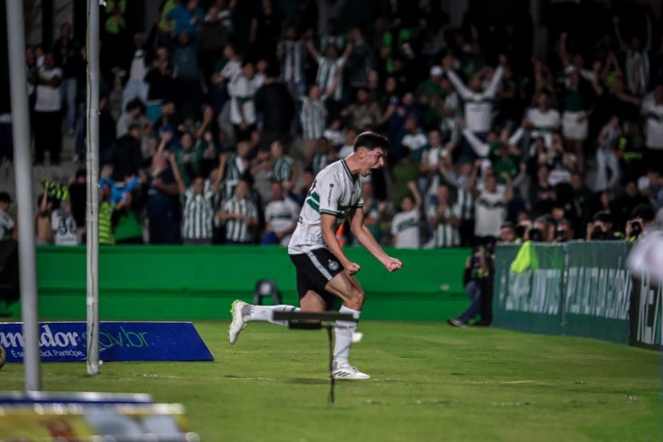 Jean Pedroso comemora gol pelo Coritiba