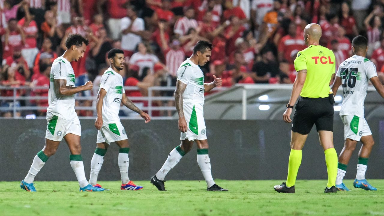 Jogadores do Coritiba comemoram gol contra o CRB