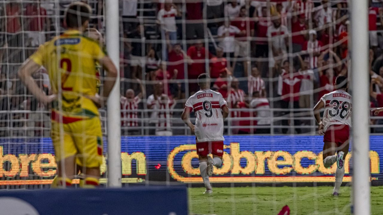 Adversário do Coritiba, CRB comemora gol no Rei Pelé
