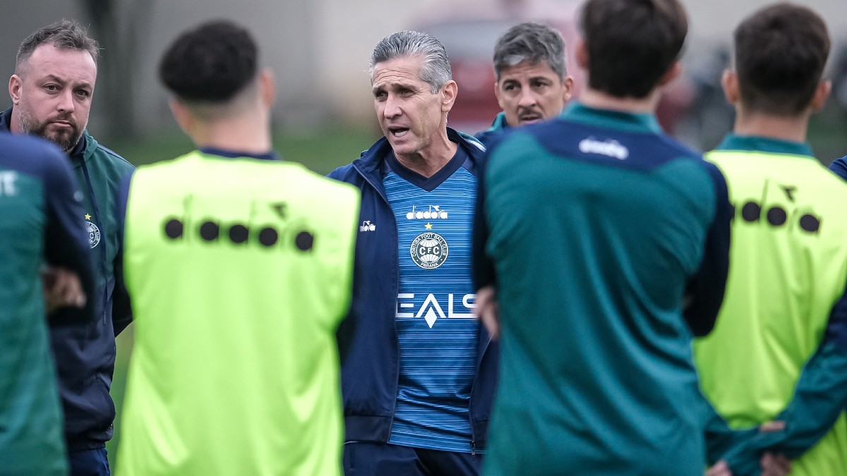 Jorginho comanda treino no Coritiba