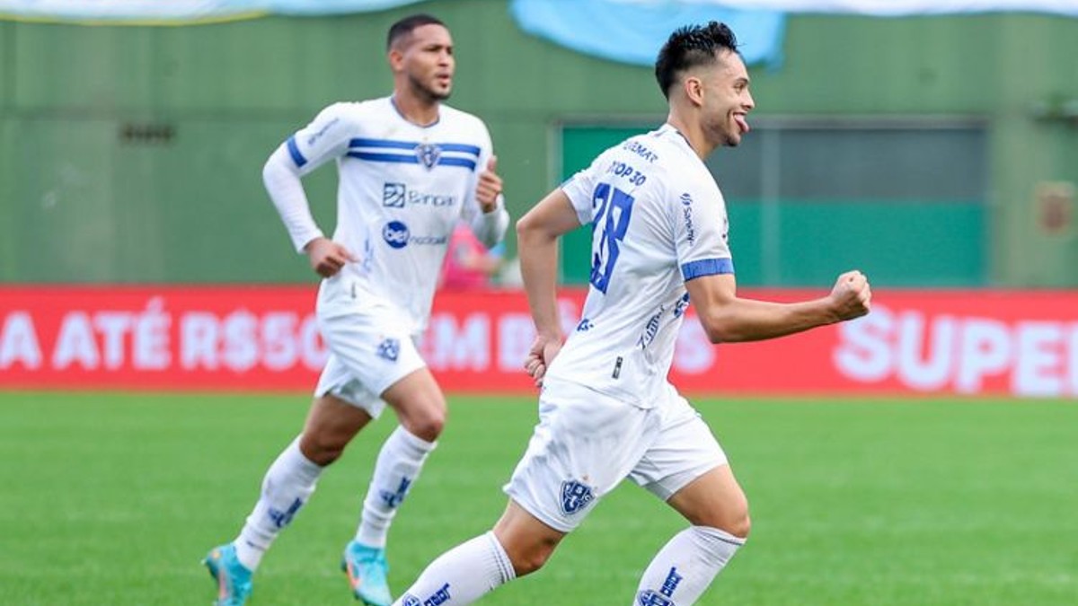 Leandro Vilela comemora gol do Paysandu contra a Chapecoense