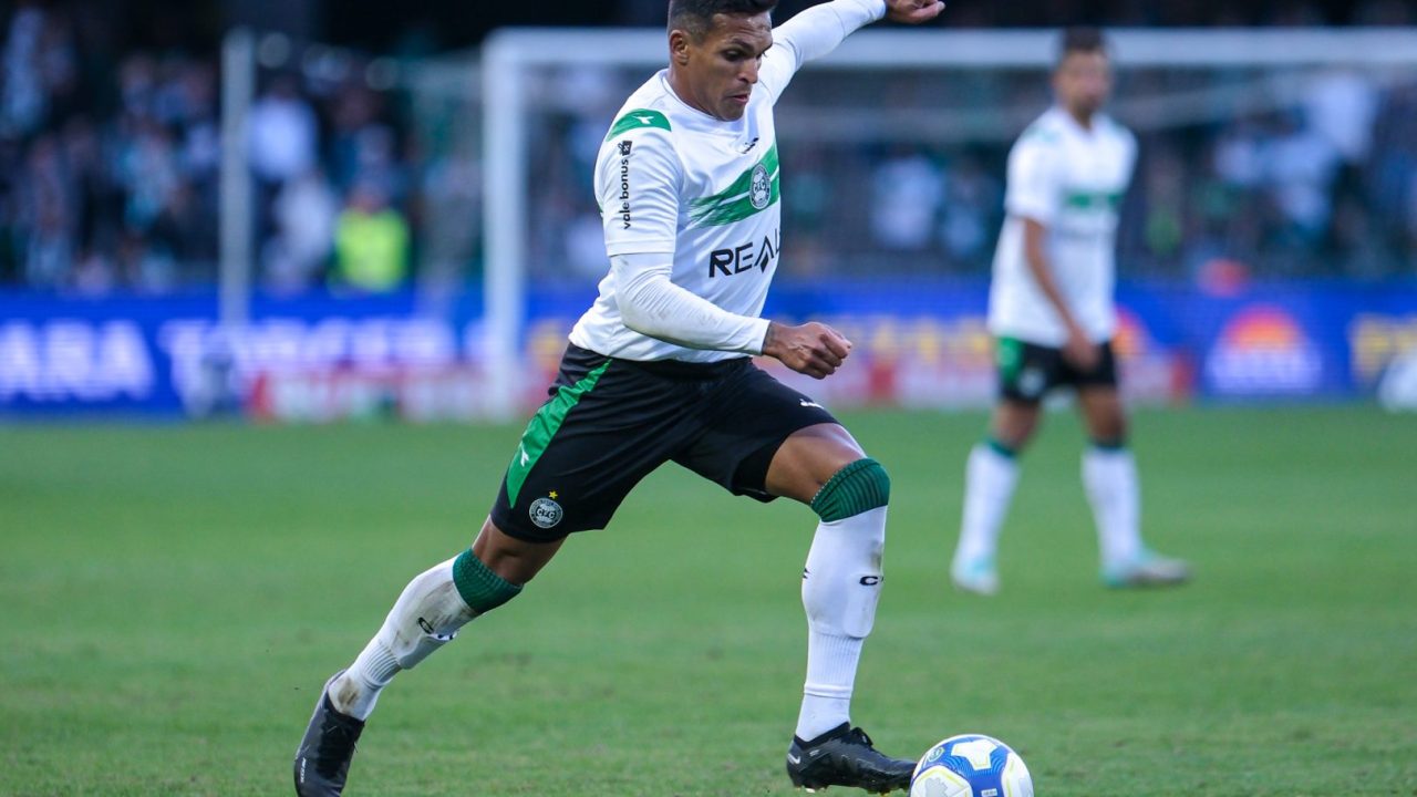 Robson em ação em Coritiba x Vila Nova
