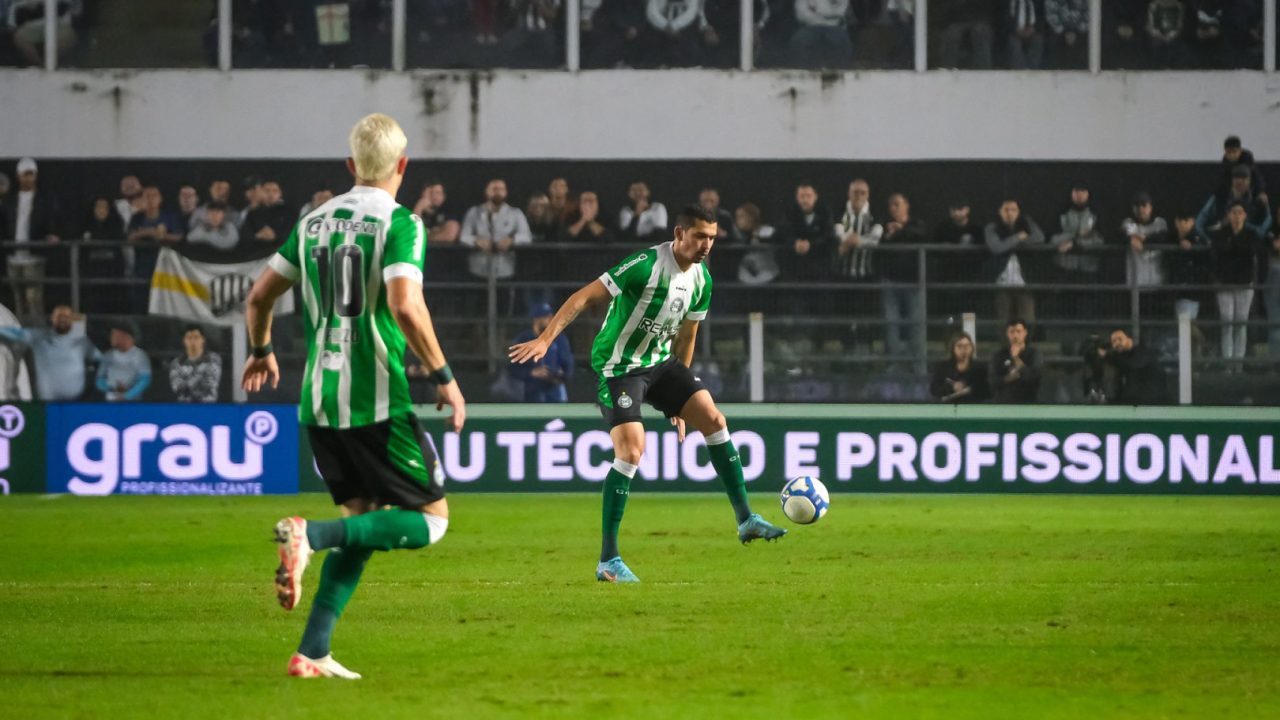 Jogadores do Coritiba na partida contra o Santos