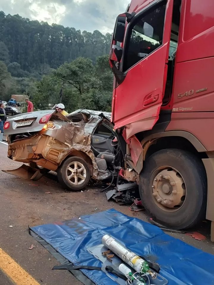 carro-e-caminhao-bateram-lateral