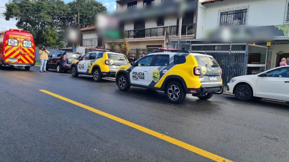esfaqueia colega de trabalho no cajuru
