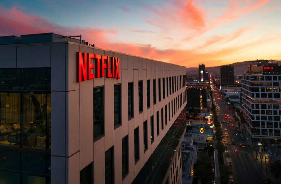 Clientes processam a Netflix um ano após fim de compartilhamento de senhas