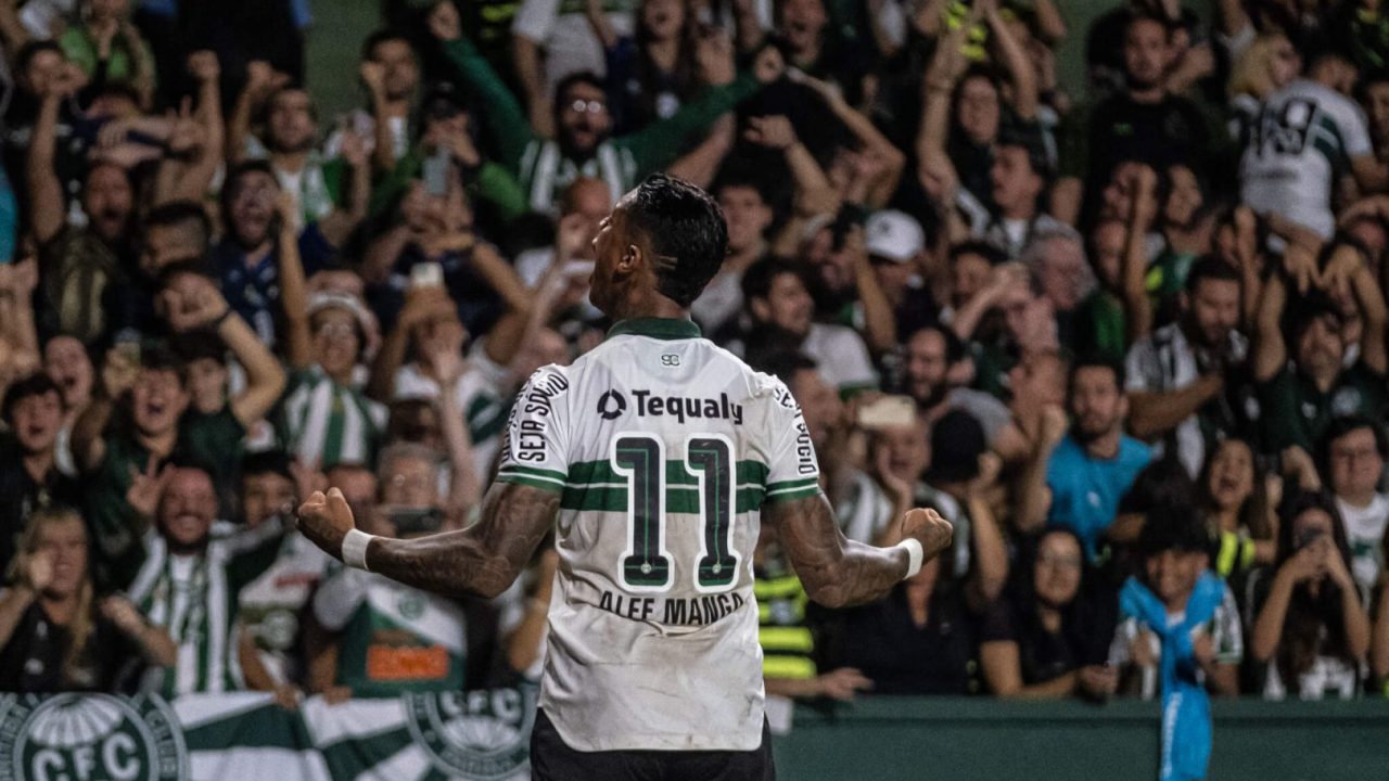 Alef Manga comemora gol pelo Coritiba
