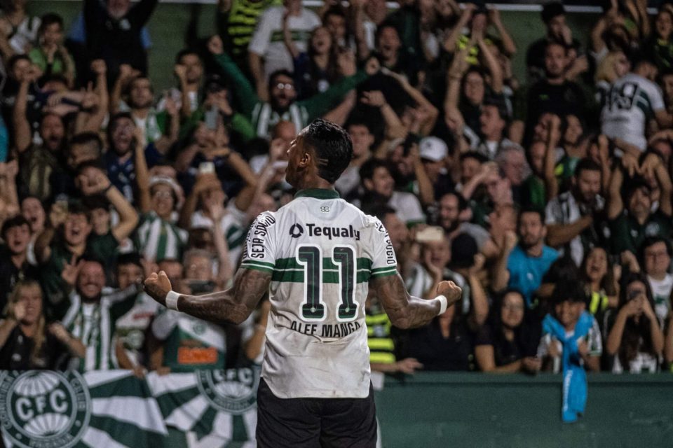 Alef Manga comemora gol pelo Coritiba