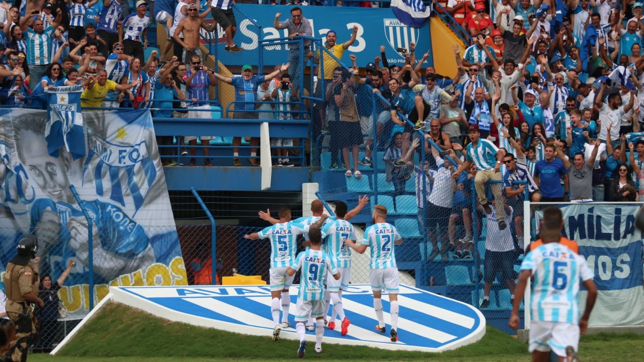 Jogadores do Avaí comemoram gol na Série B em 2016