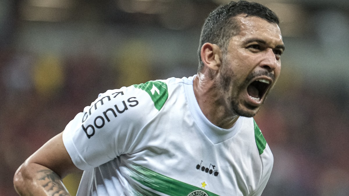 Bruno Melo comemora gol do Coritiba sobre o Sport