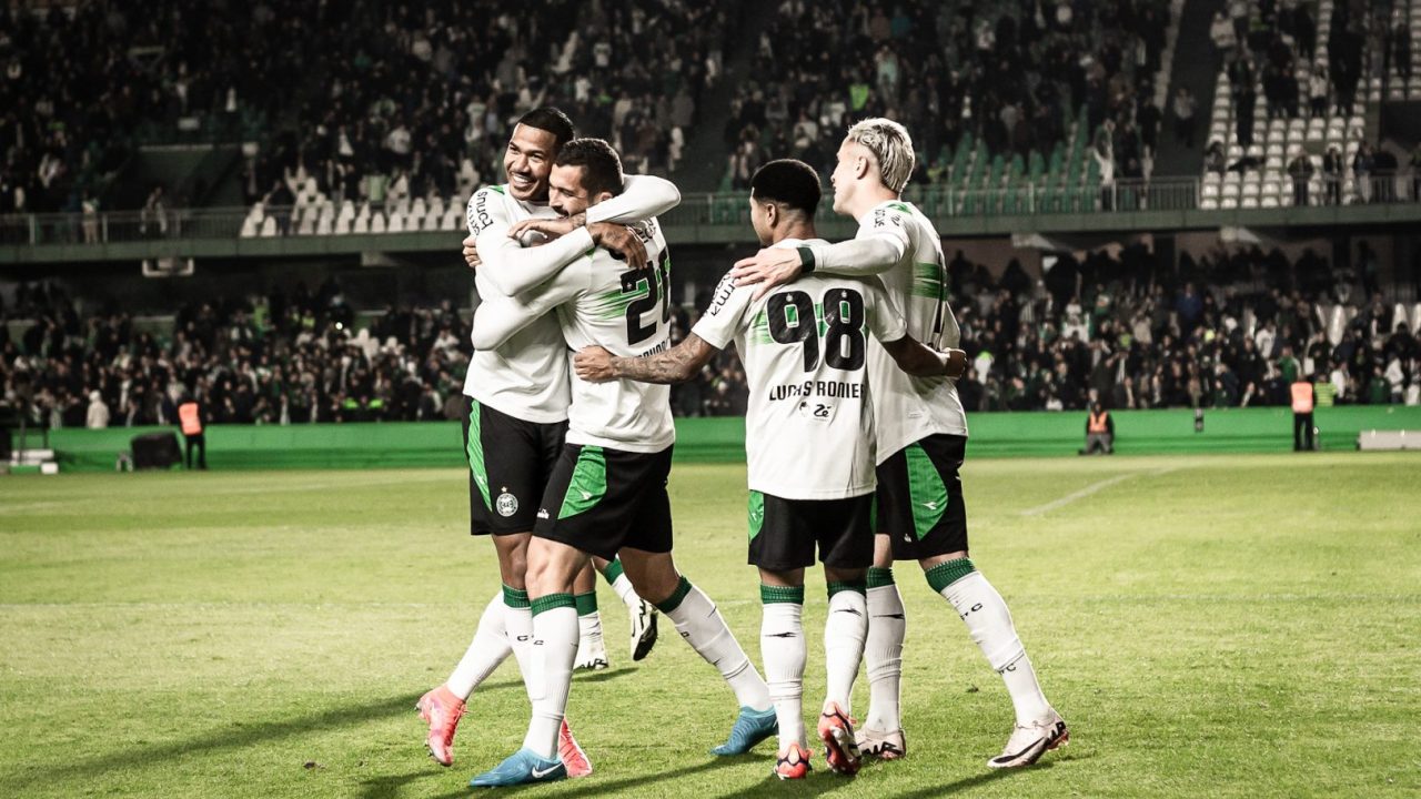 Jogadores do Coritiba comemoram gol contra o Avaí