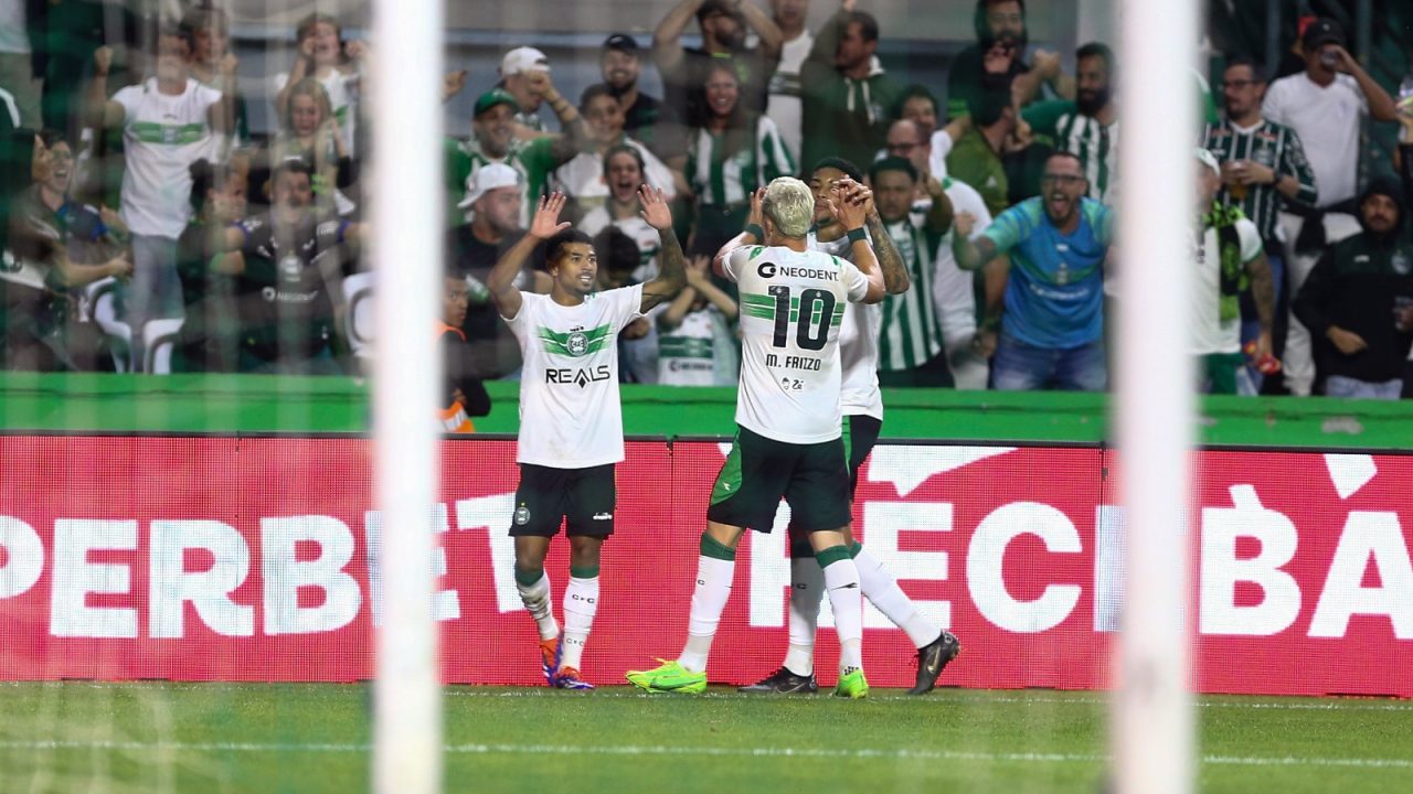 Jogadores do Coritiba comemoram gol contra Chapecoense
