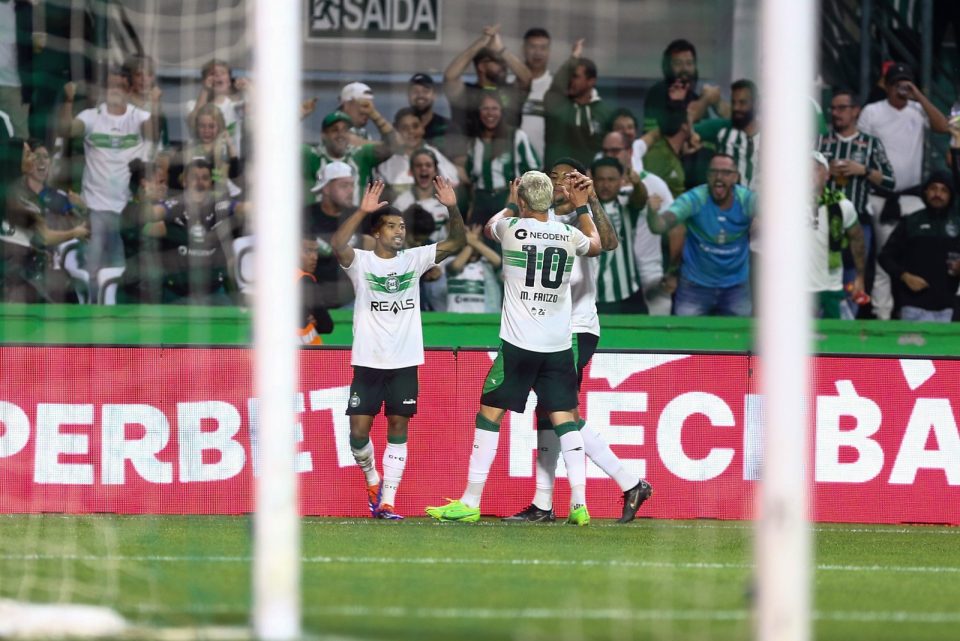 Jogadores do Coritiba comemoram gol contra Chapecoense