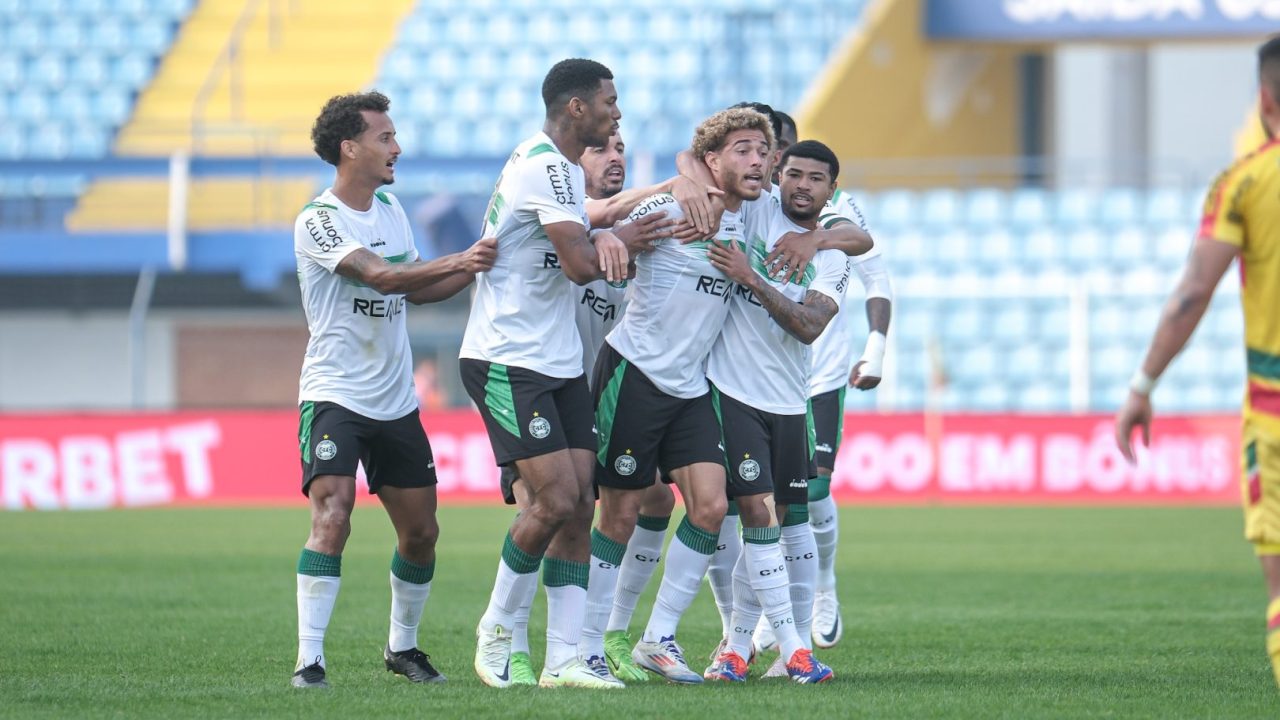 Jogadores do Coritiba comemoram gol contra o Brusque