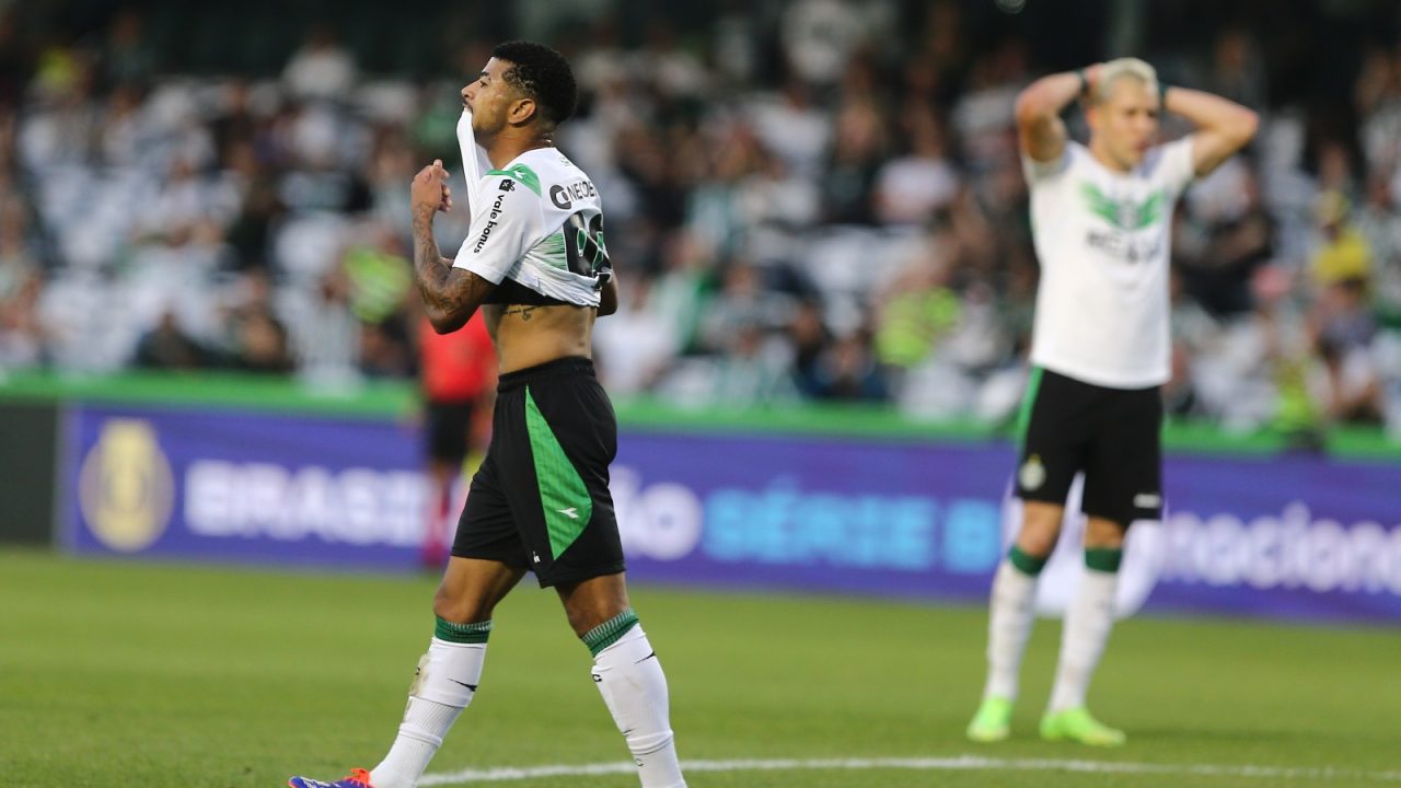Jogadores do Coritiba lamentam no Couto Pereira