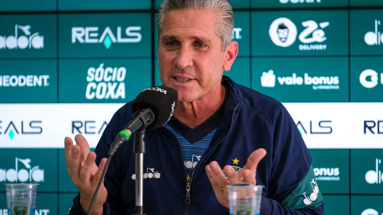 Jorginho em entrevista coletiva no Coritiba
