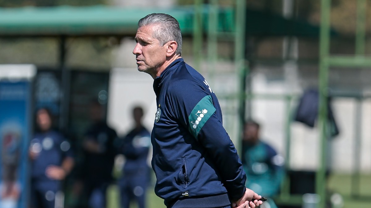 Jorginho comanda treino no Coritiba
