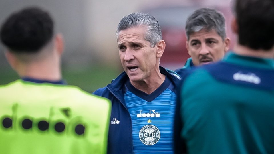 Jorginho comanda treino no Coritiba