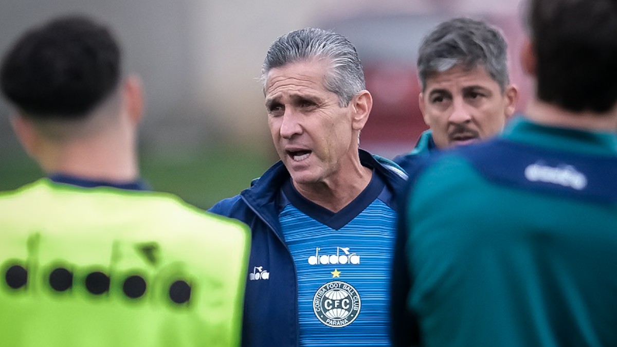 Jorginho comanda treino no Coritiba