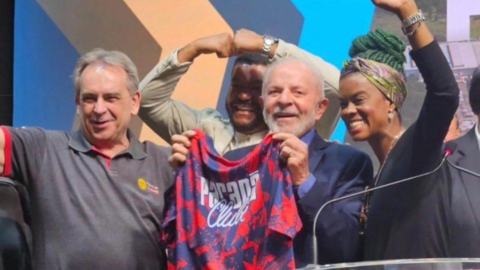 Lula com a camisa do Paraná Clube.