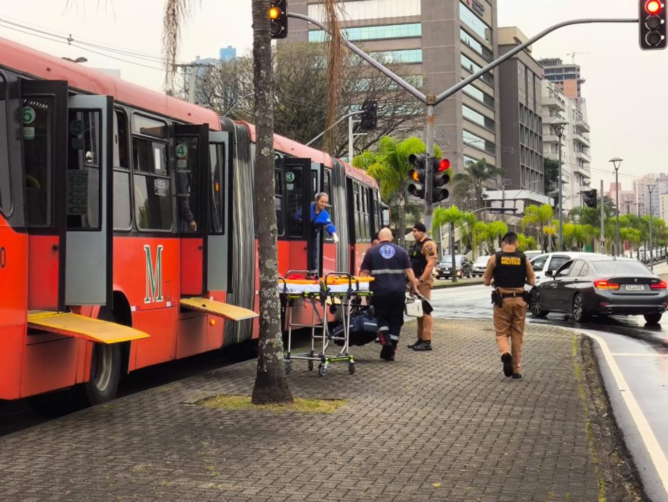 jovem-morto-facadas-assalto-cristo-rei-curitiba-1