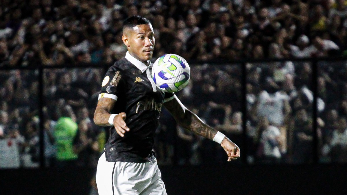 Volante Zé Gabriel, novo reforço do Coritiba, em ação pelo Vasco