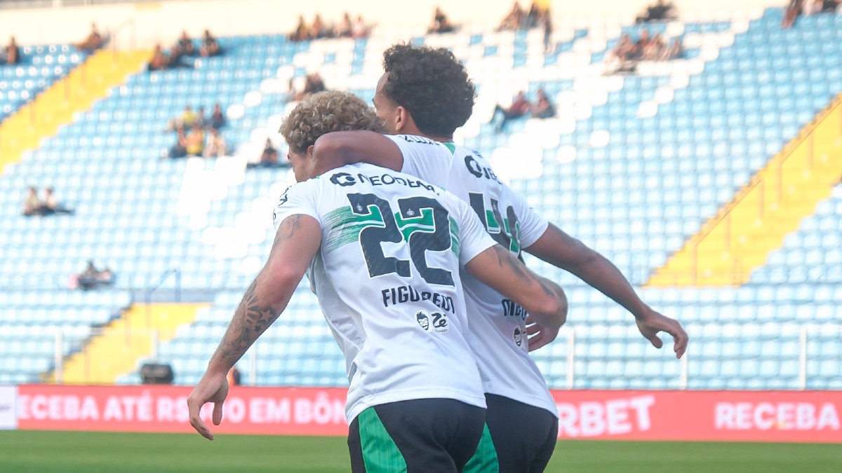 Coritiba comemora gol sobre o Brusque