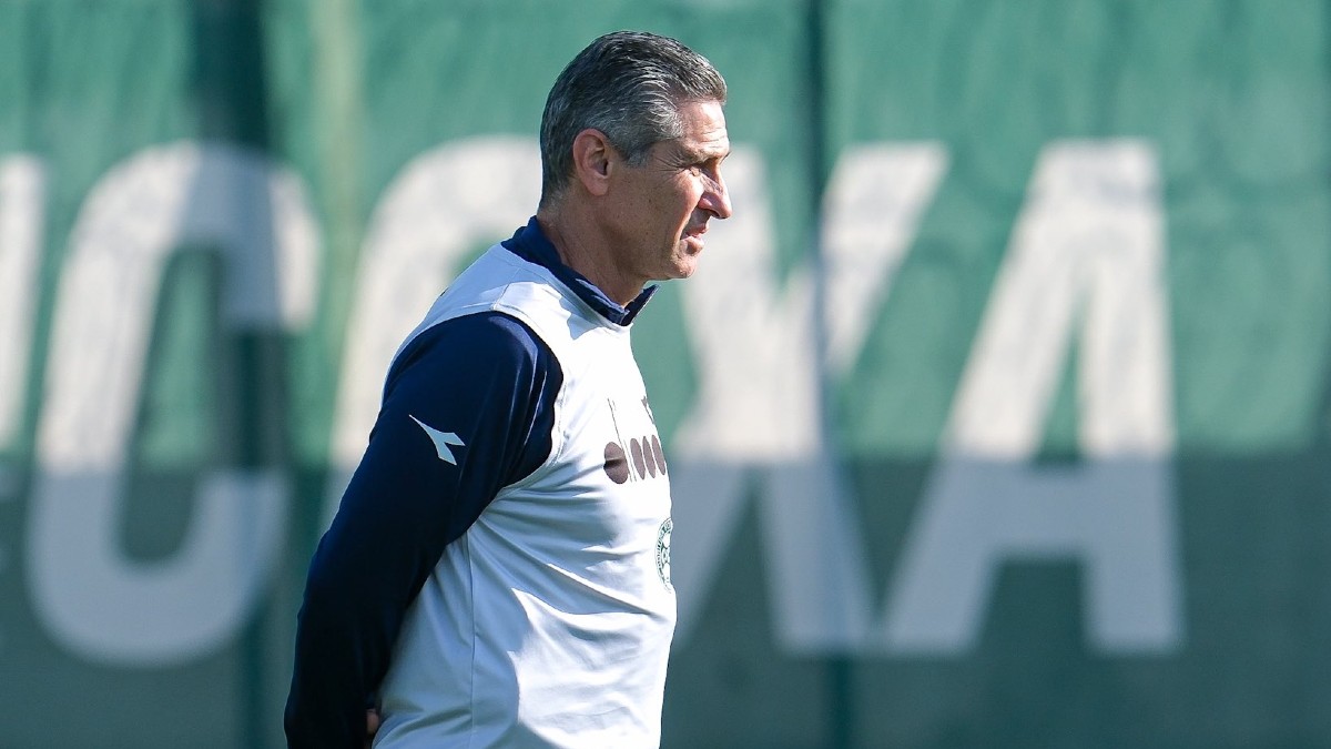 Jorginho comanda treino no Coritiba