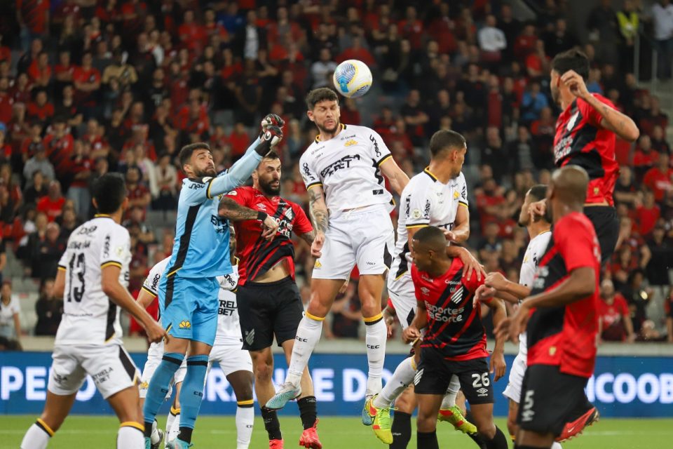 Lance de Athletico x Criciúma, pelo Brasileirão