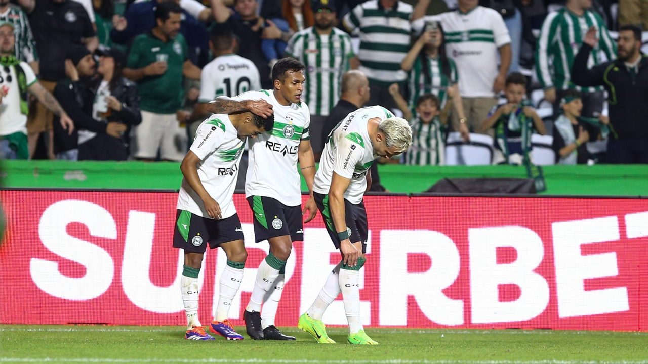 Jogadores do Coritiba comemoram gol contra a Chapecoense.
